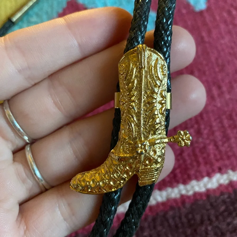 Vtg cowboy boot & spur gold tone bolo tie - Picture 2 of 3